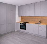 Küche mit grauen Schränken, Holzboden-Dekor und Beleuchtung für eine 3-Zimmer-Wohnung.