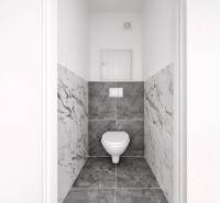 Toilette mit Marmorfliessen in einer 3-Zimmer-Wohnung.