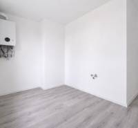 Ein Zimmer mit einem Kessel und einem Boden in Holzoptik in einer 3-Zimmer-Wohnung.