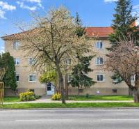 Wohnhaus in der Dukelská-Straße in Bernolákovo mit drei Stockwerken und umliegendem Grün.