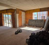 Bau einer 3-Zimmer-Wohnung in Srima mit Ziegelwänden und Betonboden.