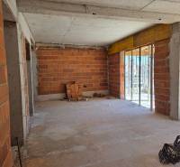 Bau einer 3-Zimmer-Wohnung in Srima mit Ziegelwänden und Betonboden.