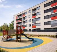 Malokrasňanská Straße in Bratislava - Rača mit einem Wohnhaus und einem Kinderspielplatz.