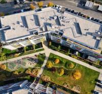 Wohnkomplex mit Spielplatz in der Malokrasňanská Straße in Bratislava - Rača, Ansicht von oben.