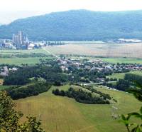 Ein Blick auf die landwirtschaftlichen und forstwirtschaftlichen Flächen in Dvorníky-Včeláre mit einem Industriegebiet.