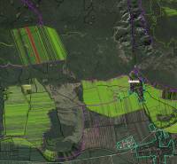 Luftaufnahme von landwirtschaftlichen und forstwirtschaftlichen Flächen rund um Dvorníky-Včelár.