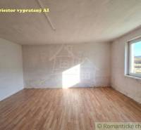 Ein Zimmer mit Holzboden in einem Einfamilienhaus.