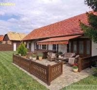 Ein Ferienhaus in Ozdín mit Terrasse und Garten, umgeben von Natur und einer ruhigen Atmosphäre.