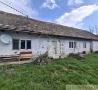 Ein Einfamilienhaus in Ozdín mit weißer Fassade und einer Satellitenschüssel auf dem Dach.