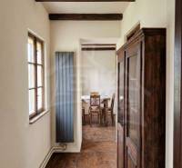 Holzbalken, Boden mit Holzdekor und antiker Schrank im Einfamilienhaus.