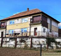 Ein Einfamilienhaus in Kiarovo mit zwei Stockwerken und einem braunen Dach.