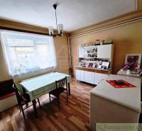 Esszimmer in einem Einfamilienhaus mit Holzboden und Esstisch.