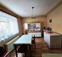 Esszimmer in einem Einfamilienhaus mit Holzboden und Esstisch.