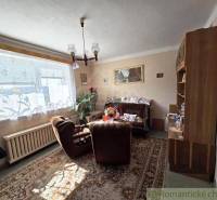 Wohnzimmer im Landhausstil in einem Einfamilienhaus mit Teppichdekor.