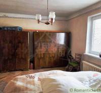 Innenraum eines Einfamilienhauses mit klassischen Möbeln und einem Boden in Holzoptik.