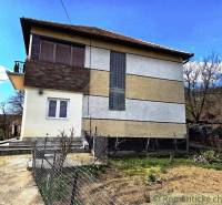 Ein Einfamilienhaus in Kiarovo mit Balkon und Garten auf einem sichtbaren Grundstück.