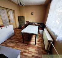 Esszimmer in einem Einfamilienhaus mit Holzboden und Kachelofen.