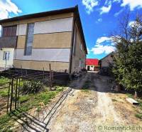 Ein Einfamilienhaus in Kiarov mit einem geräumigen Hof und Garten, daneben steht ein Nadelbaum.