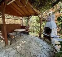 Pergola mit Tisch und Kamin in den Gärten von Rimavská Sobota.