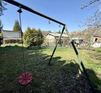 Gärten in Rimavská Sobota mit einer Kinderschaukel und Rasenfläche.