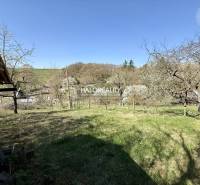 Gärten in Rimavská Sobota mit Rasen und Bäumen, Blick auf die umliegende Landschaft.