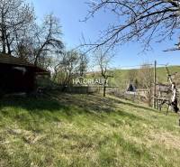 Gärten in Rimavská Sobota mit Rasenfläche, Holzhaus und nahegelegener Natur.