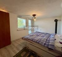 Schlafzimmer mit Schrank, Bett und Boden mit Holzdekor im Garteninterieur.