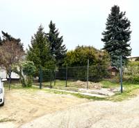 Einfamilienhaus in der Podkerepušky-Straße in Bratislava - Záhorská Bystrica, mit Auto und Bäumen.