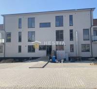 Auf dem Bild ist ein Neubau mit Balkonen, geeignet für eine 2-Zimmer-Wohnung.