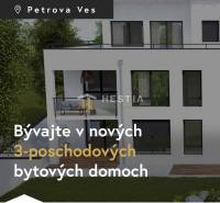 Ein neues Wohngebäude in Petrova Ves bietet eine geräumige 3-Zimmer-Wohnung auf 3 Etagen an.