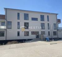 Neubau mit Balkonen und Parkplatz, ideale Investition für eine 2-Zimmer-Wohnung in ruhiger Lage.