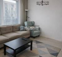 Wohnzimmer mit Sofa, Sessel und Tisch, Boden mit Holzdekor.