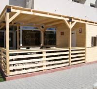 Holzterrasse vor dem Café in der Dukelská-Straße in Bernolákovo, geeignet für Gastronomiebereiche.