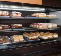 In den Gastro-Räumlichkeiten sind verschiedene Arten von Desserts im Kühlschrank ausgestellt.