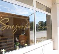 Das Schaufenster der Konditorei Snežienka in der Dukelská-Straße in Bernolákovo mit Blumen.