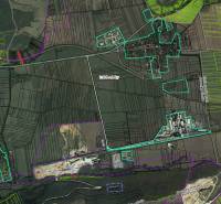 Luftaufnahme der Umgebung von Dvorníky-Včeláre mit Ackerland und grünen Gartenfeldern.