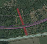 Luftbildkarte der Grundstücke in den Gärten von Dvorníky-Včeláre mit Parzellennummern und Straßeninfrastruktur.