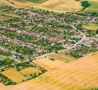 Luftaufnahme der Landschaft und Felder rund um Dvorníky-Včelár v Záhradách.