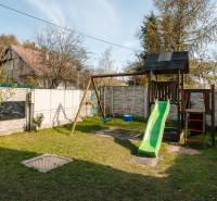 Spielplatz im Garten einer 4-Zimmer-Wohnung auf der Cesta na Klanec, Bratislava - Lamač.