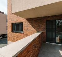 Backsteinbalkon einer 4-Zimmer-Wohnung auf der Cesta na Klanec in Bratislava - Lamač.
