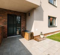 Die Terrasse der 4-Zimmer-Wohnung auf der Cesta na Klanec in Bratislava - Lamač mit grünem Rasen.