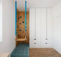 Kinderzimmer mit Kletterwand und Schaukel in einer 4-Zimmer-Wohnung.