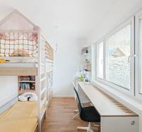 Kinderzimmer mit Bett und Schreibtisch in einer 4-Zimmer-Wohnung.