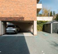 Versteckter Parkplatz mit Zufahrtsstraße und Unterstand in der Straße Cesta na Klanec, Bratislava-Lamač.
