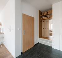 Eingangsflur mit Stauraum, Boden mit Dekor und Kochnische in einer 4-Zimmer-Wohnung.