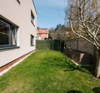 Garten bei einer 4-Zimmer-Wohnung mit Rasen und Baum auf der Cesta na Klanec in Lamač.