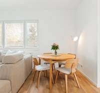 Essbereich mit Tisch und Stühlen in einer 4-Zimmer-Wohnung mit Holzboden.