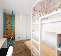 Kinderzimmer in einer 4-Zimmer-Wohnung mit Etagenbett und Spielwand.