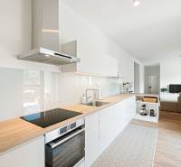 Küche in einer 4-Zimmer-Wohnung mit Holzboden und heller Ausstattung.