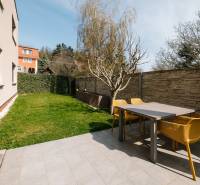 Terrasse mit Gartentisch und Stühlen in einer 4-Zimmer-Wohnung auf der Cesta na Klanec, Bratislava - Lamač.